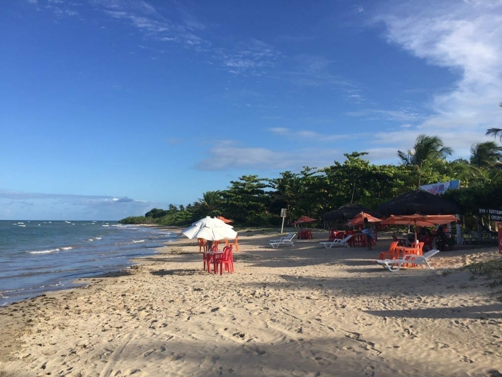Algunas sillas de playa, sombrillas y mesas en Praia do Encanto, Bahia