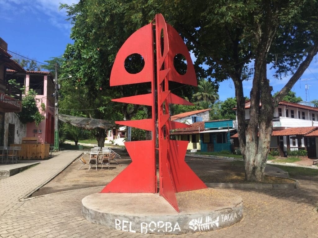 Escultura de un pez rojo en hierro del artista plástico Bel Borba en Velha Boipeba, Bahia, Brasil