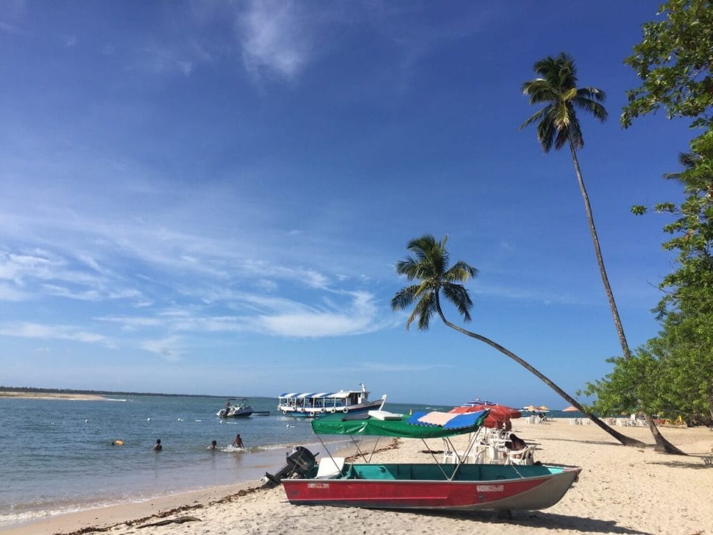 Algunos barcos y cocoteros en la Playa de Boca da Barra, Boipeba, Bahia, Brasil