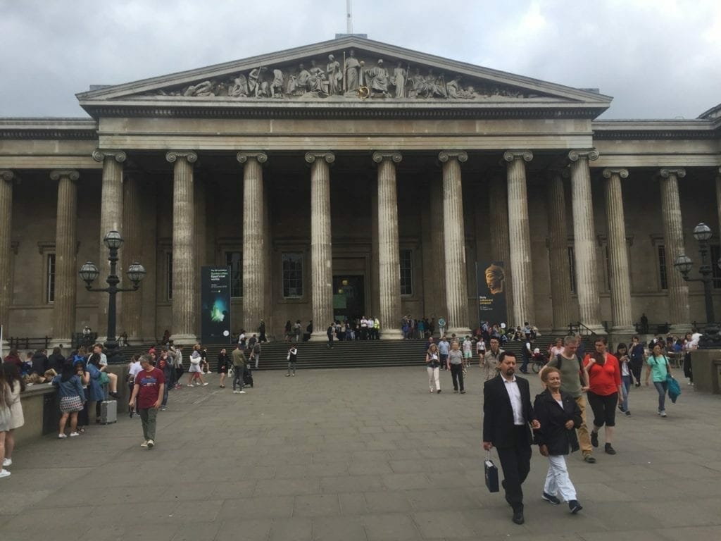 La fachada del British Museum 