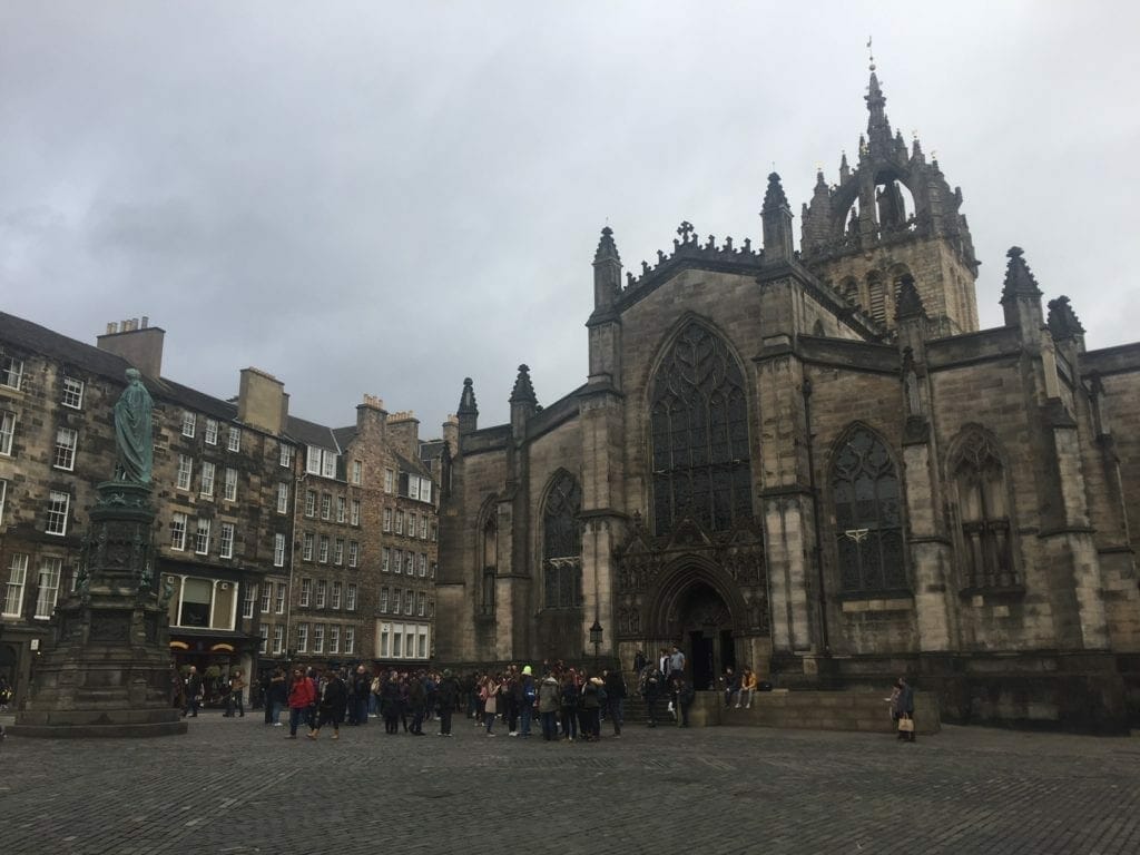 pessoas se reunindo em frente à Catedral de Saint Gilles, um dos pontos de interesse mais importantes de Edimburgo