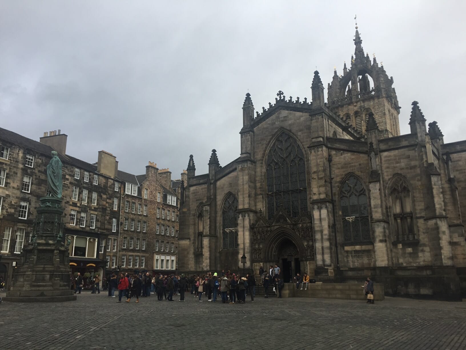 people gathering in front of Saint Gilles Cathedral, one of the most important points of interest in Edinburgh