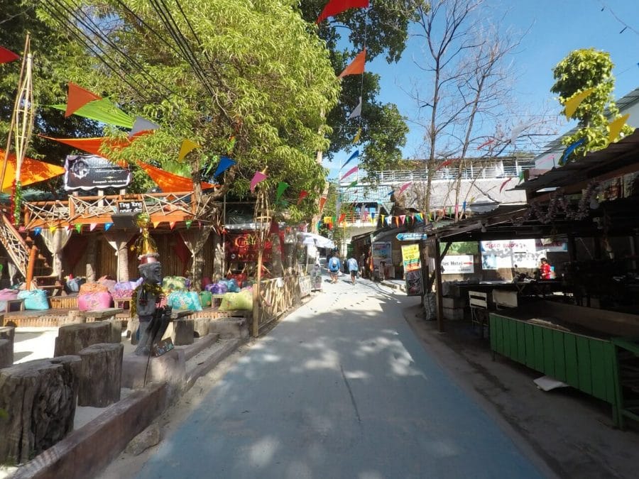 Koh Lipe: the Maldives of Thailand 13 Stroll around the "Walking Street", that has many bars and restaurants