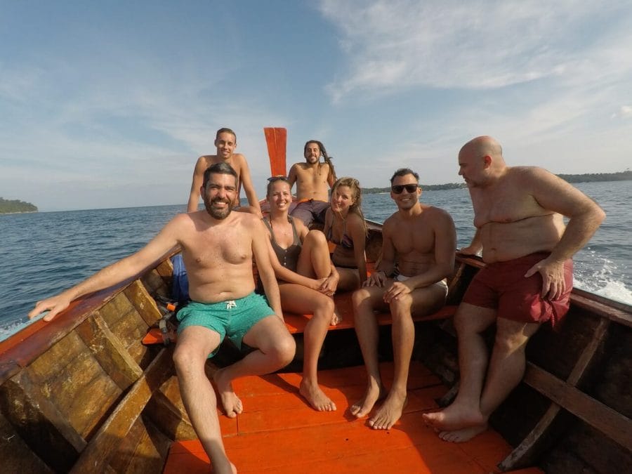 Um grupo de turistas em barco de madeira tailandês na ilha de Ko Lipe, Tailândia
