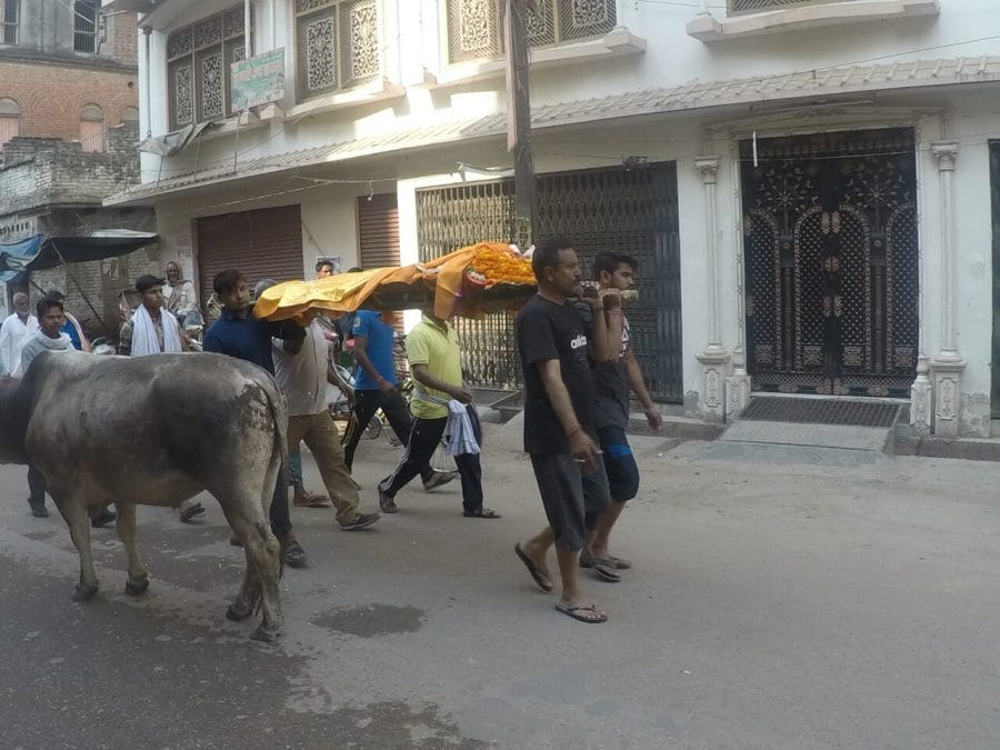 People carrying a corpse on the streets of Varanasi to be cremated