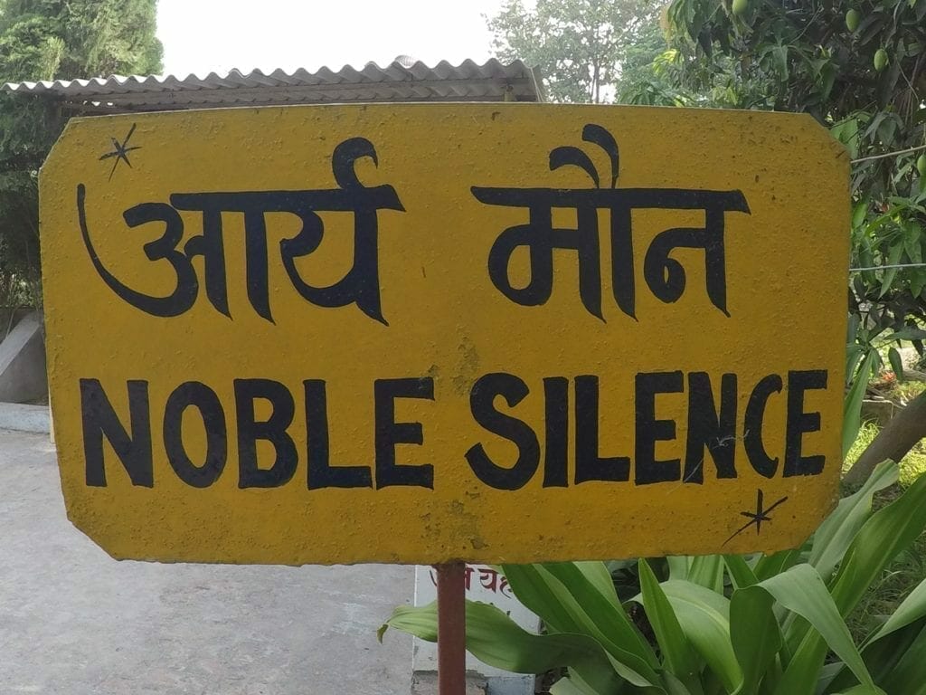 Uma placa escrito Silêncio Nobre em um retiro de meditação em Varanasi, Índia