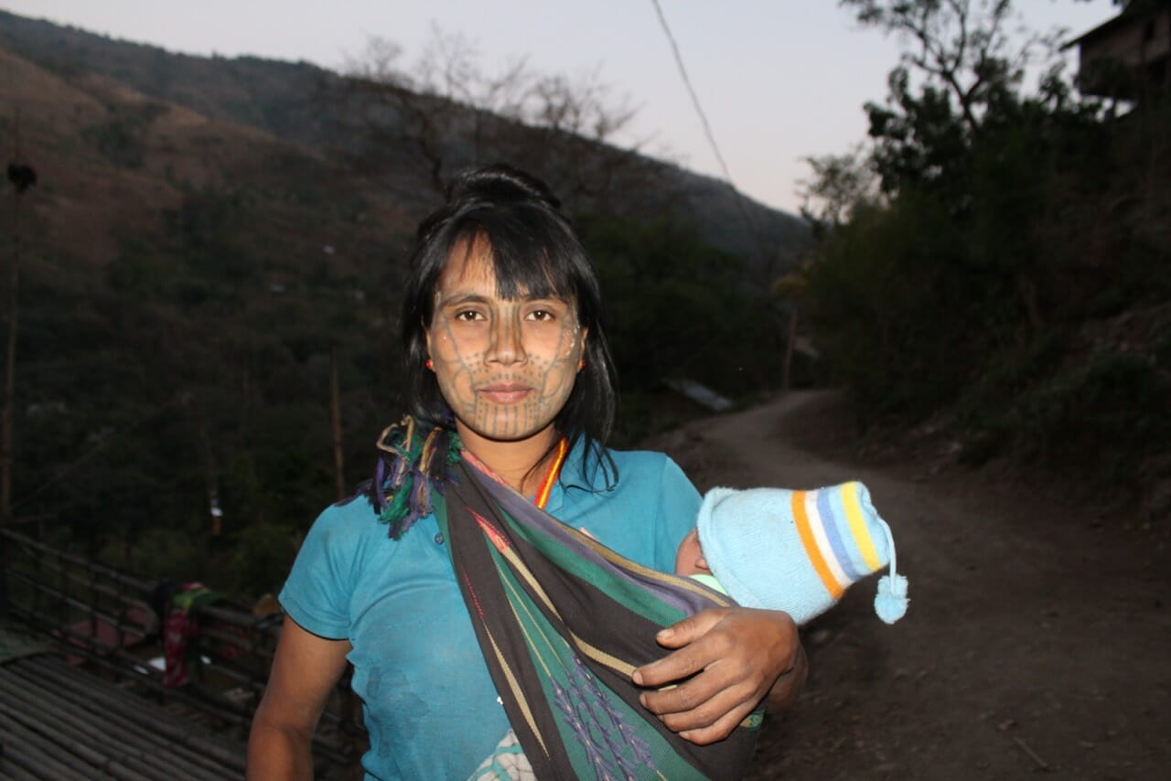 Thang Ti, 28, uma das poucas pertencentes à nova geração de mulheres com rosto tatuado em Myanmar.