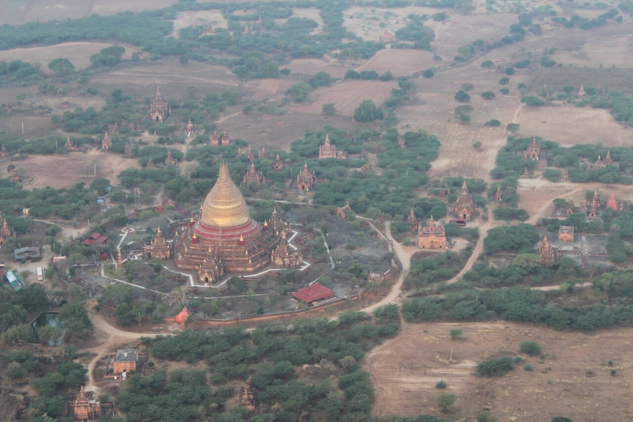 A vista inigualável da cidade antiga de Bagan