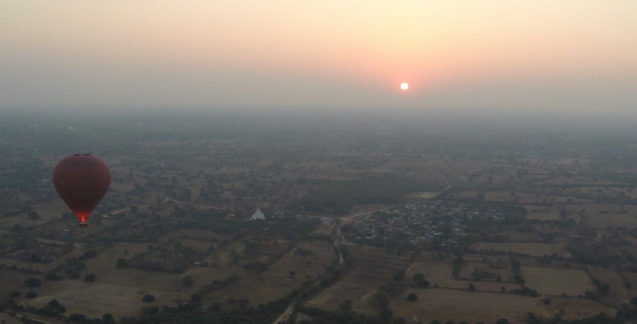 Nascer do sol em Bagan da cesta de um balão