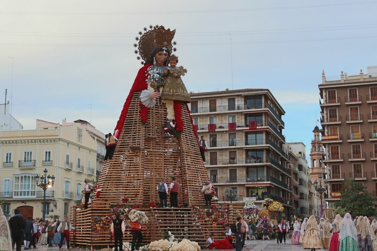 La imponente imagen de la santa se eleva en la Plaza de la Virgen.