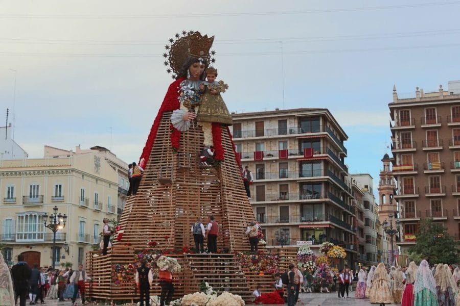 A imponente imagem de Nossa Senhora dos Desamparados na Plaza de la Virgen