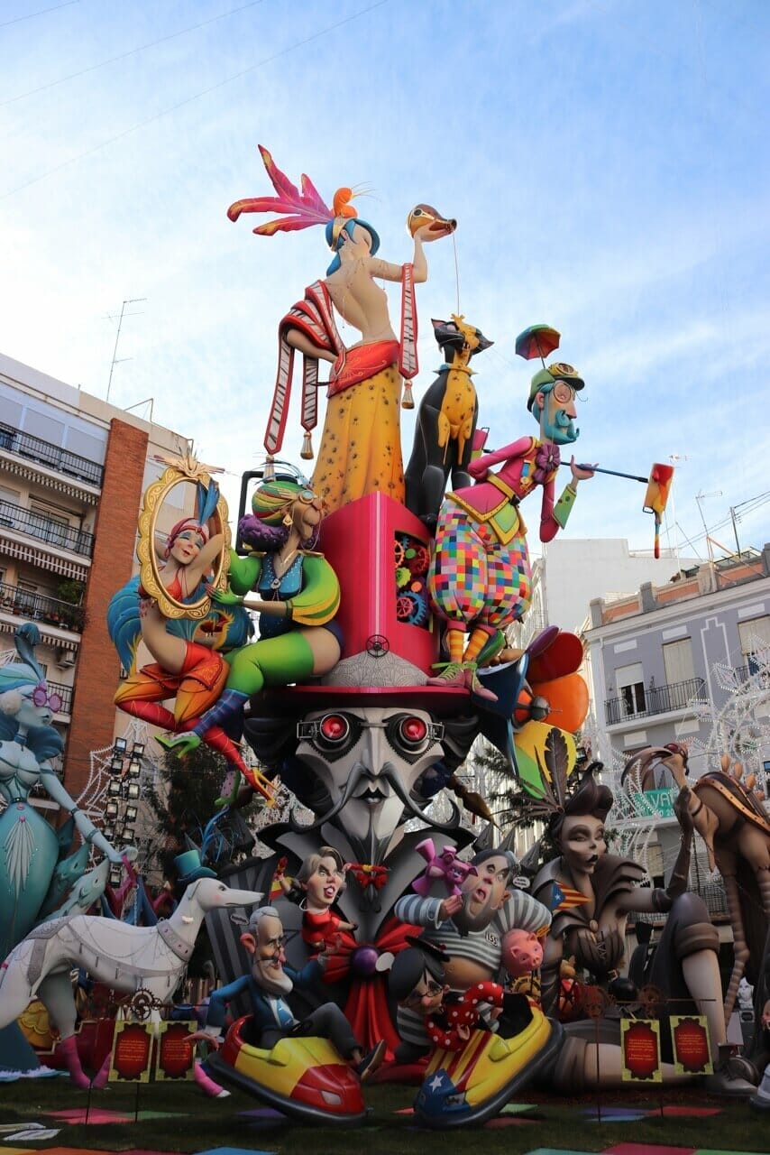 Fallas de Valência: Um Festival Único e Espetacular 27 A Falla Cuba-Literat Azorín (Vicente Manuel Martínez Avarice) no bairro de Ruzafa ficou com o segundo lugar da Seção Especial em 2018.