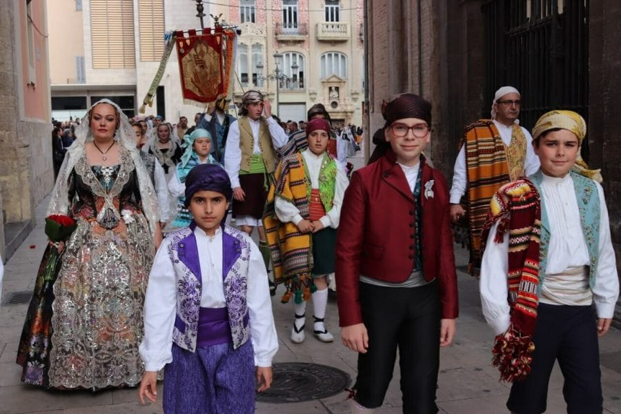 Falleros vestindo seus trajes tradicionais valencianos.