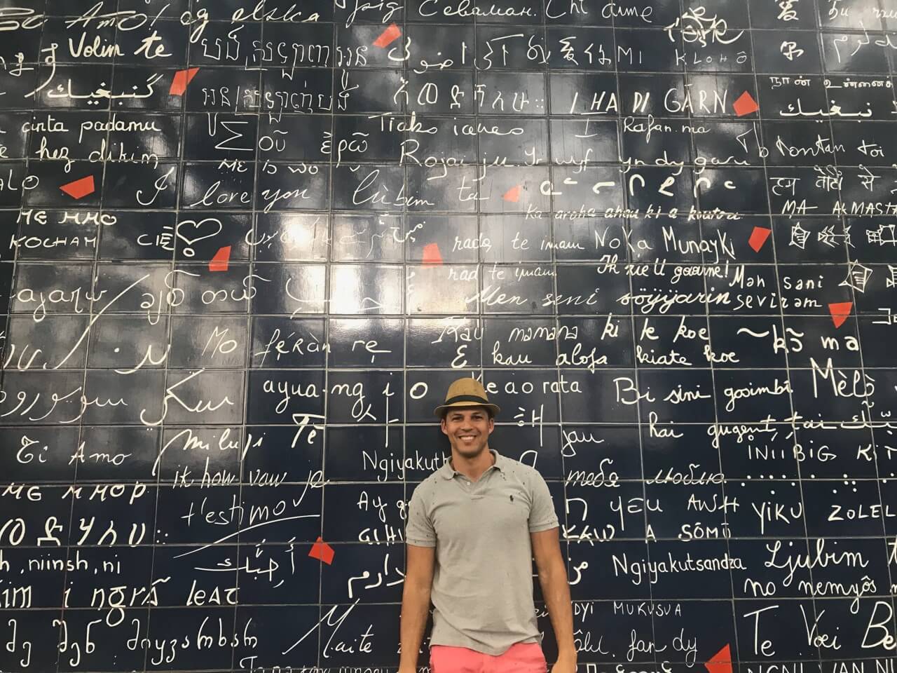 O Muro do Amor, uma nova atração em Montmartre, contém "Eu te Amo" em 250 línguas.