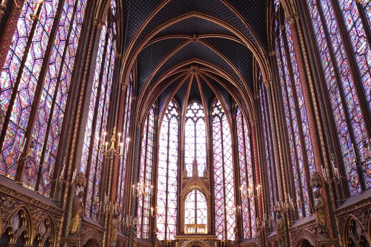 A capela superior de Sainte-Chapelle, um exímio exemplo do estilo Gótico.