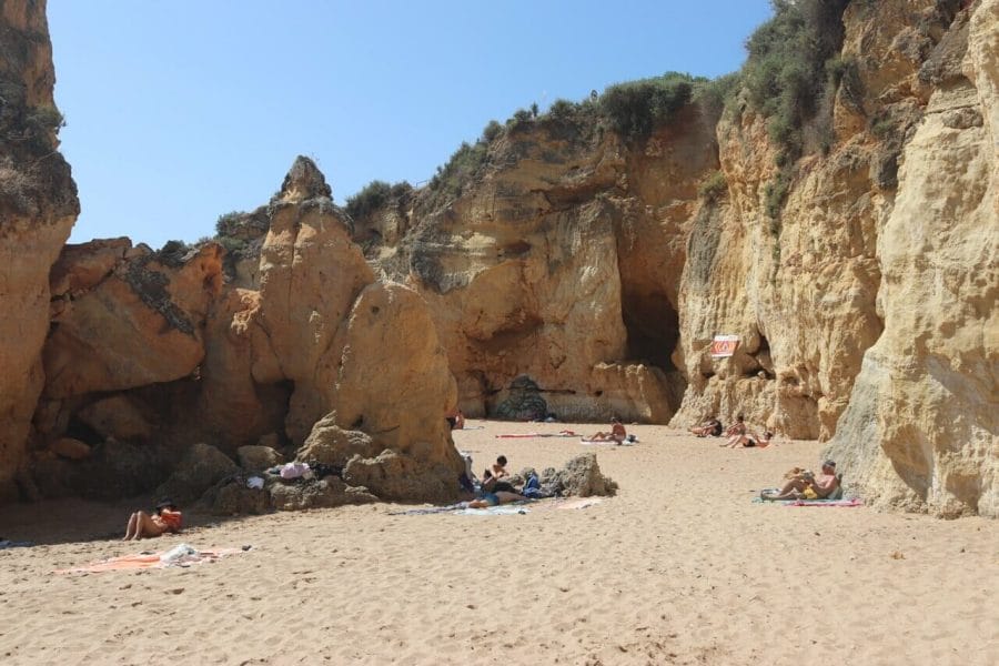 Playas de Lagos, Portugal: 7 Imperdibles + 1 Secreta 17 algunas personas leyendo y tomando el sol en Praia da Batata y algunos de sus acantilados amarillos