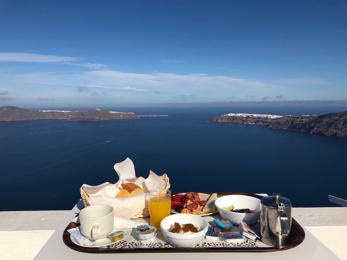 Imerovigli é uma vila dos sonhos e tem alguns do melhores hotéis em Santorini par lua de mel.