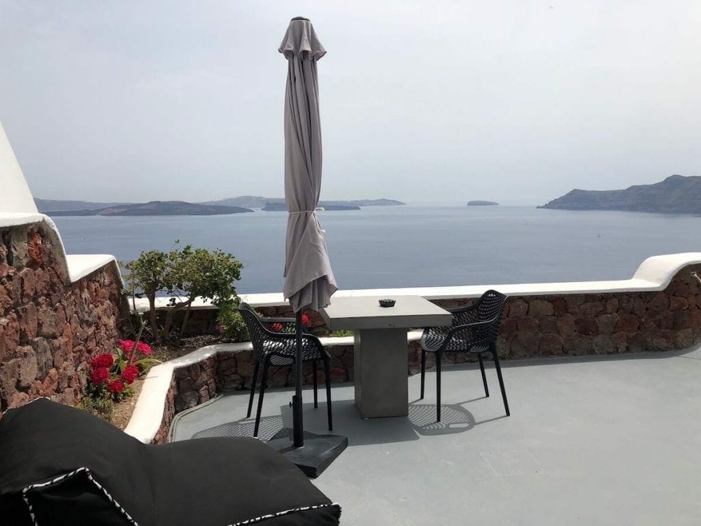 Los hoteles en Santorini tienen un precio muy alto, pincipalmente durante la temporada alta y aún más si ellos ofrecen una vista del volcán.
