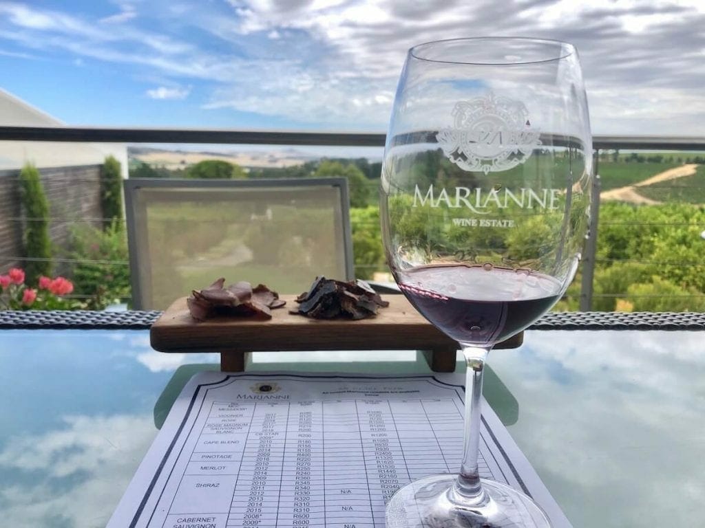Harmonização de vinho com biltong na vinícola Marianne Wines Estate