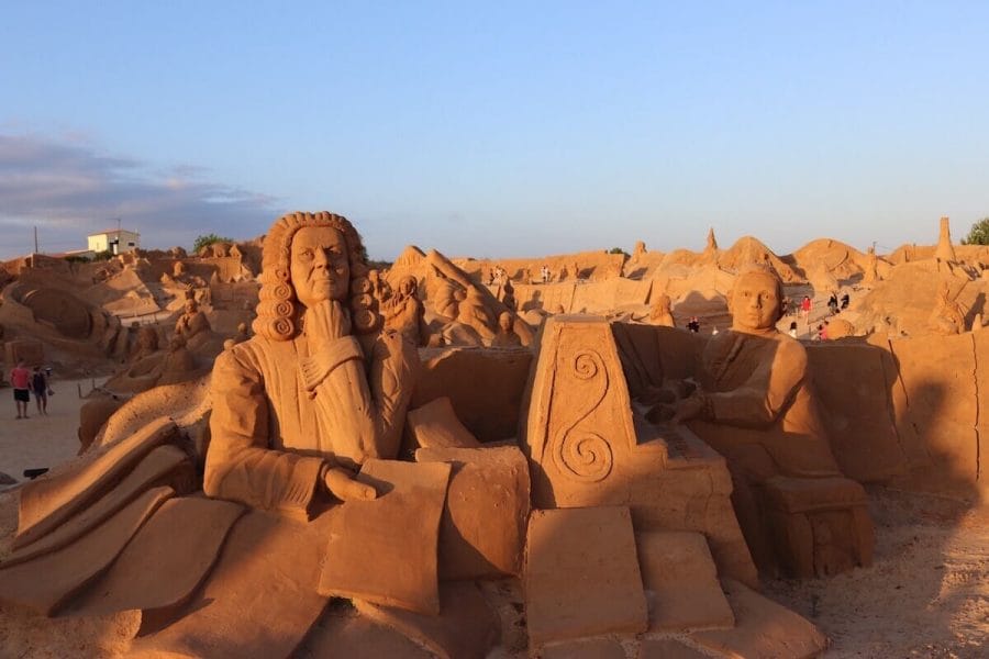 Que Ver en el Algarve con Niños: 12 Actividades para Toda la Familia 6 Esculturas de arena en Fiesa Sandy City, Armação de Pêra, Portugal