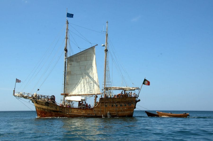 Un barco de madera navegando en la costa del Algarve