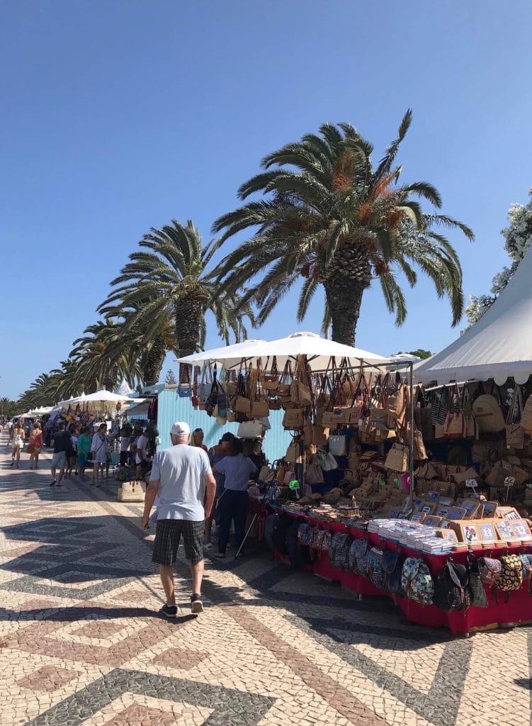 Barracas de souvenirs na Avenida dos Descobrimentos em Lagos, Portugal