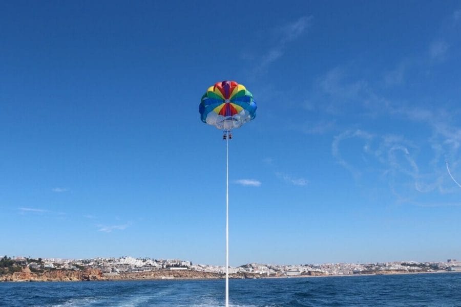 Um parasail colorido na costa de Albufeira, Algarve