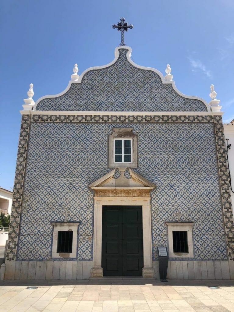 uma igreja primorosa em Tavira, Portugal, coberta com azulejos portugueses