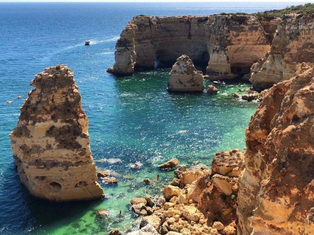 A premiada Praia da Marinha, uma das mais belas e melhores praias do Algarve, Portugal, com sua água azul cristalina e falésias laranjas com formações extraordinárias
