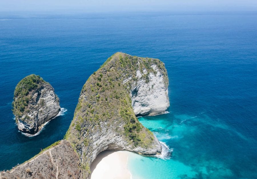 Kelingking Beach, on Nusa Penida Island, and its sea cliffs topped with vegetation and crystalline turquoise water