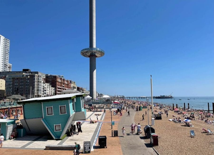 Bate e Volta de Londres a Brighton: Vale a Pena Passar 1 Dia em Brighton? 8 Uma casa de cabeça para baixo, a torre de visualização da BA i360 na orla de Brighton e Hove
