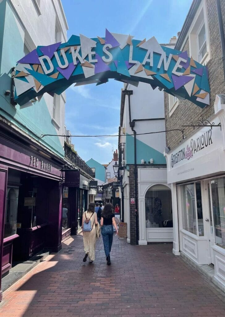 Duas mulheres caminhando em Dukes Lane, Brighton