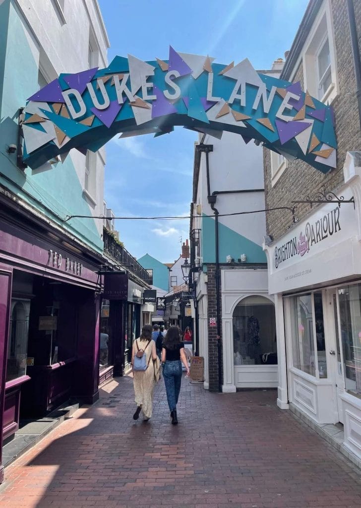 Bate e Volta de Londres a Brighton: Vale a Pena Passar 1 Dia em Brighton? 11 Duas mulheres caminhando em Dukes Lane, Brighton