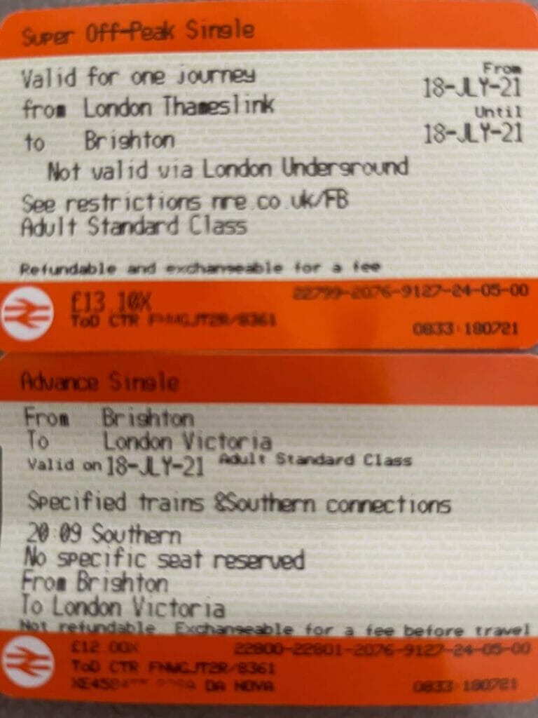 Um par de bilhetes de trem: um de London Bridge para Brighton e o outro de Brighton para London Victoria