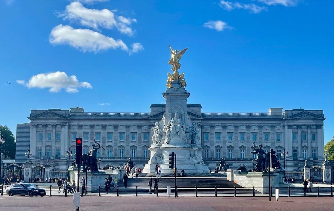 Queens Victoria Memorials e o majestoso Palácio de Buckingham, Londres