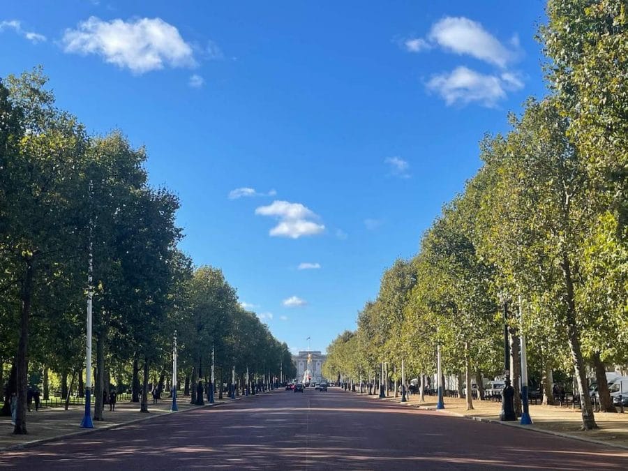 Estações de Metrô Mais Próximas do Palácio de Buckingham 14 The Mall, uma avenida rodeada por árvores na cidade de Westminster, no centro de Londres, entre o Palácio de Buckingham em seu extremo oeste e a Praça Trafalgar via Arco do Almirantado.
