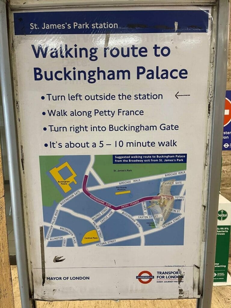 Um mapa com a rota da Estação St. James's Park até o Palácio de Buckingham