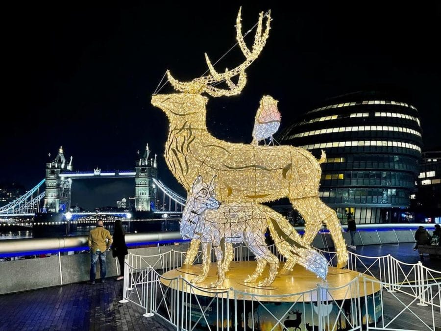 Melhores Luzes de Natal em Londres 2022 - Lugares Imperdíveis 14 Instalação de luz, Reindeer, Fox and Robin Christmas, próxima a prefeitura de Londres com a Tower Bridge de fundo