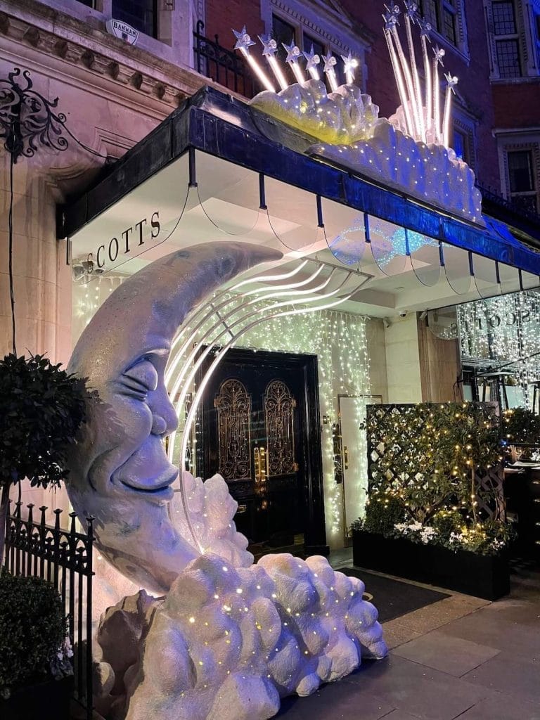 Melhores Luzes de Natal em Londres 2021 - Lugares Imperdíveis 10 Decoraçāo de natal do Scott's Restaurant, Londres