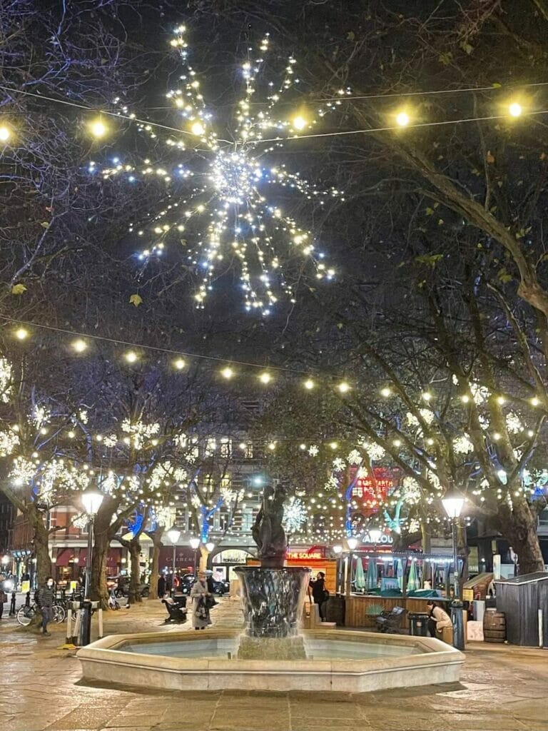 A Sloane Square, uma praça em Chelsea, Londres, decorada com luzes de natal.