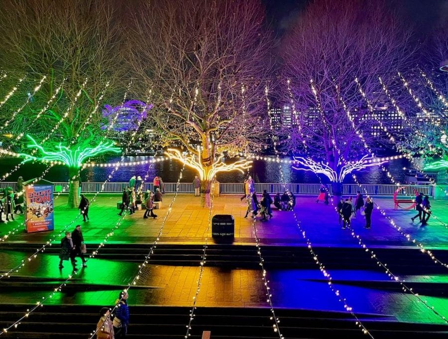 Melhores Luzes de Natal em Londres 2022 - Lugares Imperdíveis 17 Luzes de natal do Southbank Centre na Queen's Walk