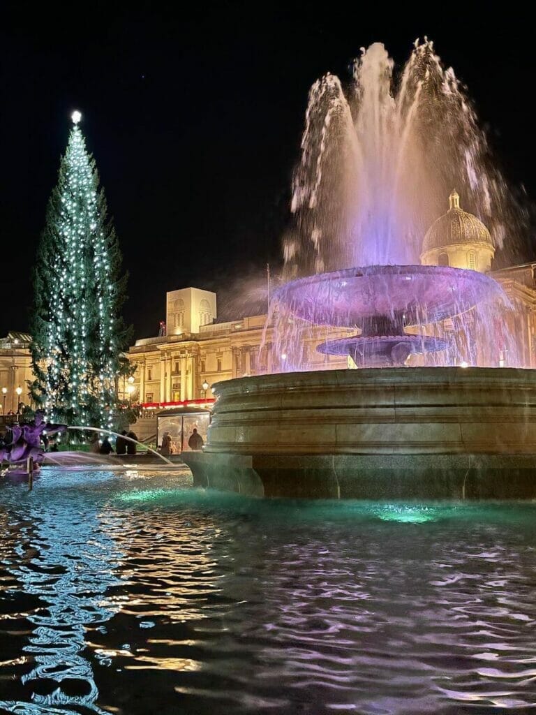 A fonte e a árvore de Natal da Trafalgar Square, Londres