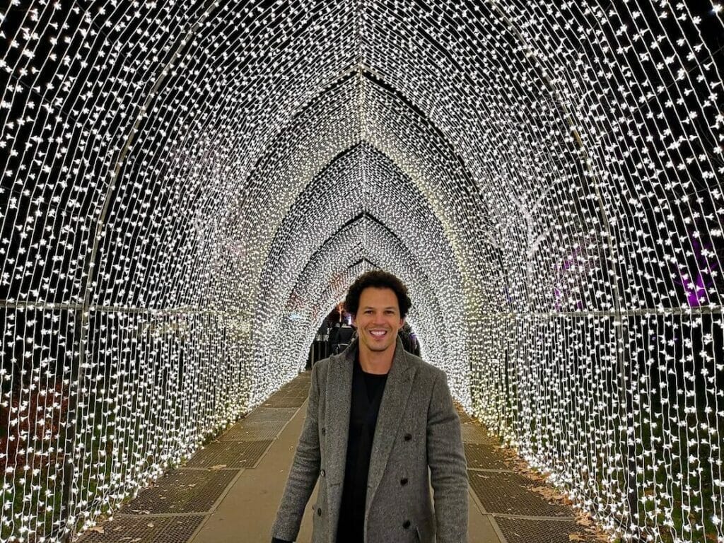 Pericles Rosa dentro de la "Catedral de Navidad", un túnel de luces, en Kew Gardens, Londres