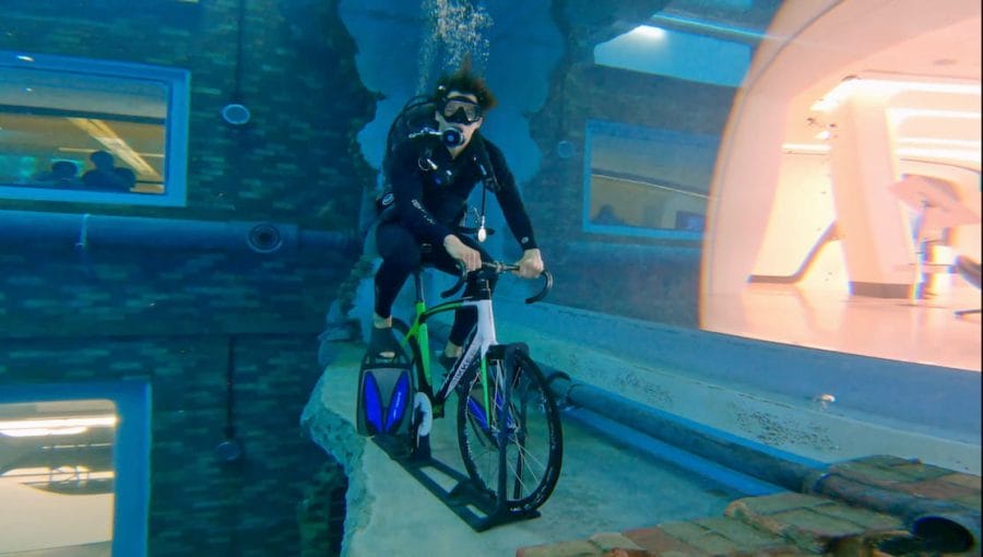 Un hombre montando en bicicleta en la ciudad hundida de Deep Dive Dubai
