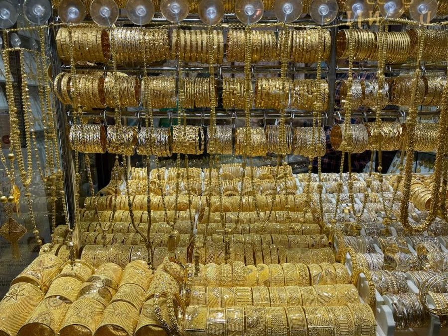 Pulseiras e colares de ouro exibidos em uma vitrine de uma loja no Gold Souk, Dubai
