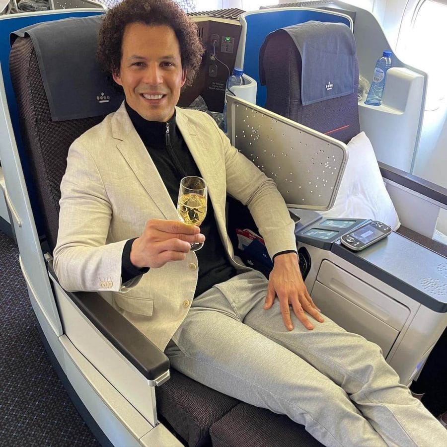 Pericles Rosa vuela en clase ejecutiva de Londres a Dubái con KLM