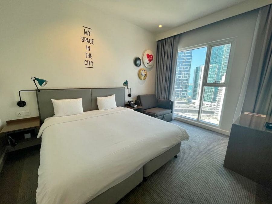 Habitación doble con vistas al puerto deportivo en Rove Dubai Marina Hotel