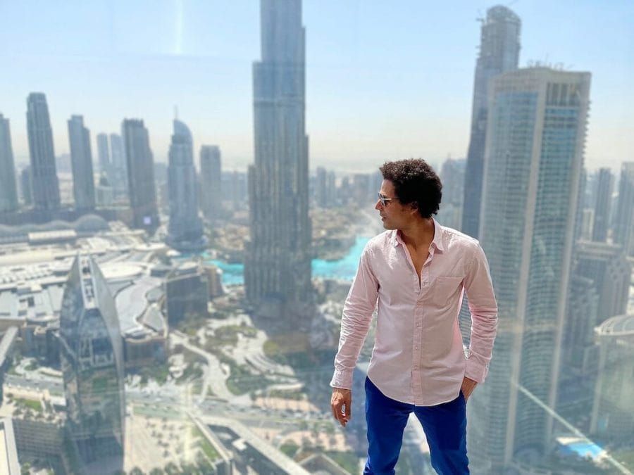 Um homem em pé no Observatório Sky Views admirando a vista do centro de Dubai