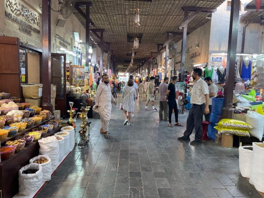 Comerciantes e compradores no Spicy Souk, Dubai