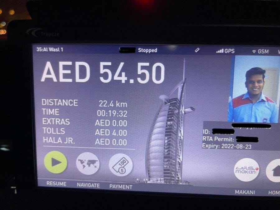Una foto de un taxímetro en Dubai con el precio total del viaje